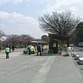 鳥居附近有台遊園的小火車喔