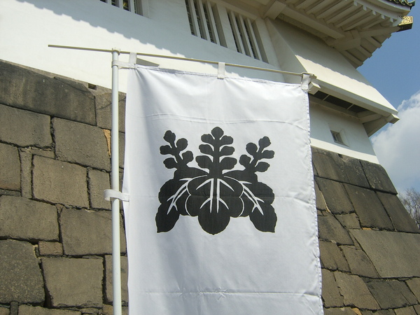 大阪城門口的家徽