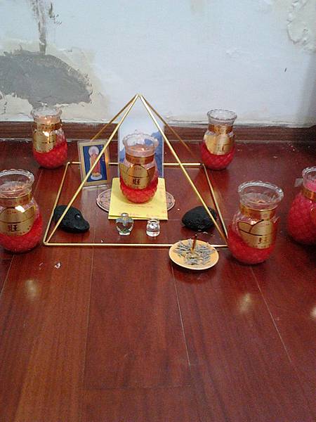 我的金字塔祭壇啊！每天有時間就開壇念紫焰咒，地藏菩薩佛號，假日再加碼地藏菩薩本願經一部，每天都在排毒，期望讓家庭更順暢，身體健康，萬事如意。