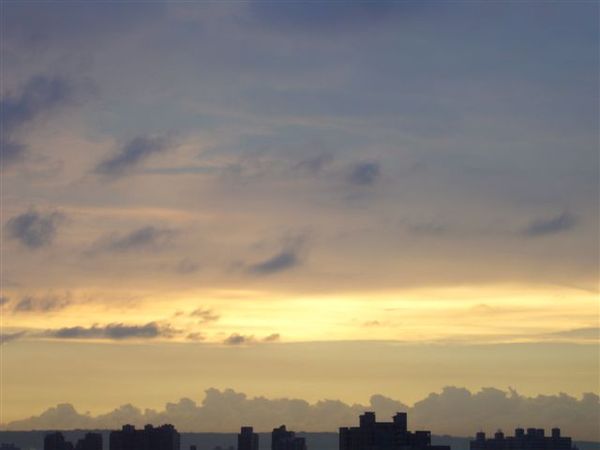 從我家看去的天空喔，很漂亮:)