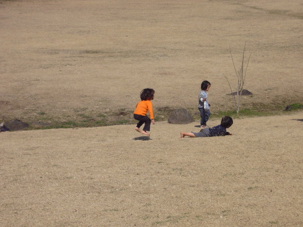 高興得在草地打滾的小孩