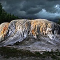 800px-Orange_Spring_Mound_at_Mammoth_Hot_Springs.jpg