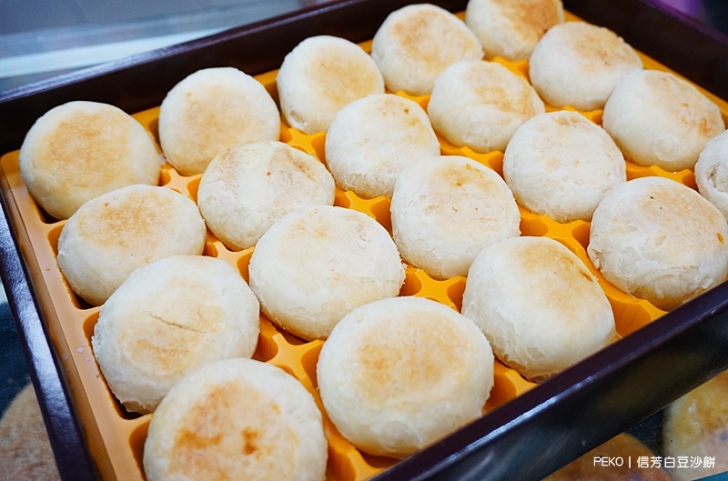 板橋伴手禮 信芳餅店信芳白豆沙餅 芋頭蛋黃酥 郭董發跡廟板橋慈惠宮旁 中秋月餅 年節禮盒推薦 2021價格表 Peko