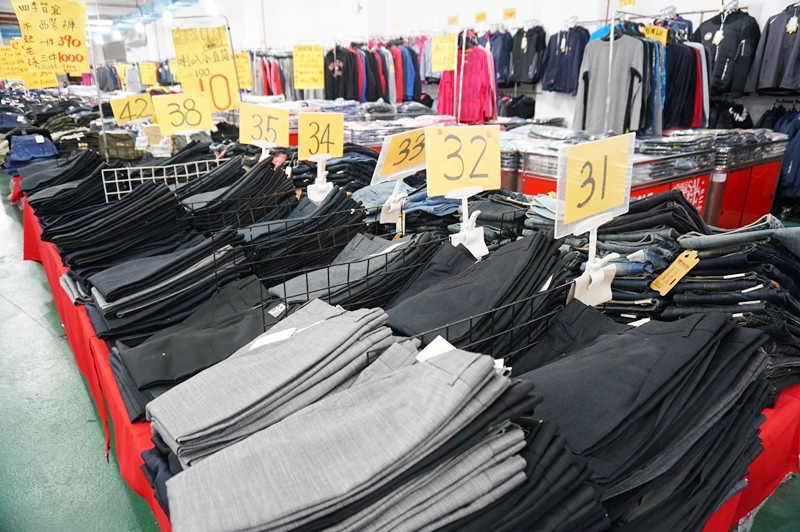 板橋特賣會.板樹體育館特賣會.禾雅行李箱.嘉益萬件牛仔褲.運動鞋.SKECHERS.