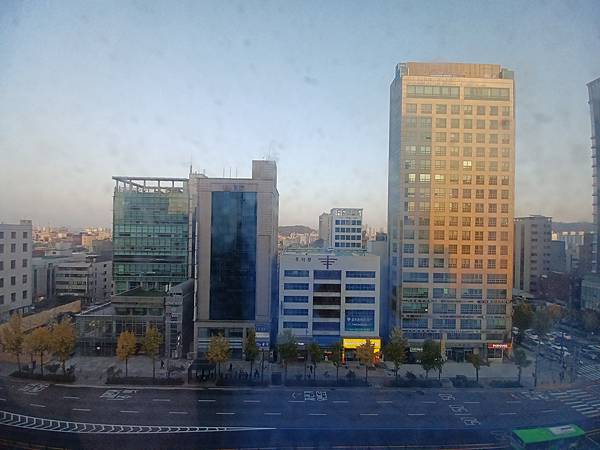 [韓國]弘大路口站~地鐵出口站附近秋天街景(2024/11/