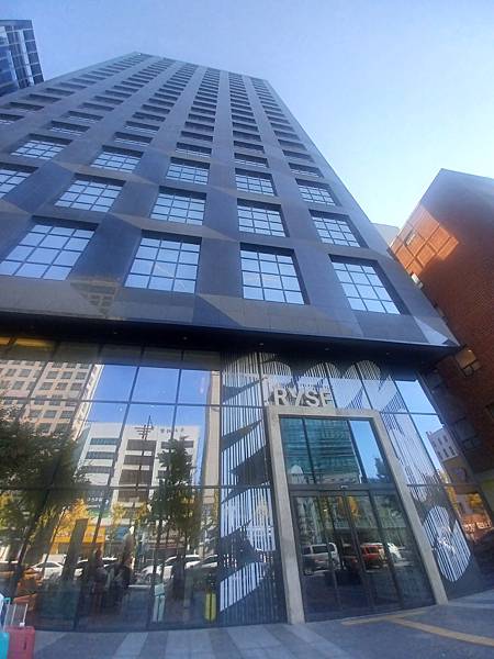 [韓國]首爾~RYSE飯店~位於弘大鬧區的舒適飯店