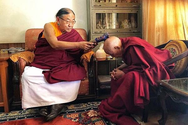 薩迦法王以傳承普巴金剛杵加持祿頂堪千長壽守護與大加持.jpg 薩迦法王以傳承普巴金剛杵加持祿頂堪千長壽守護與大加持.jpg