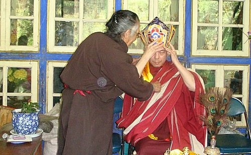 2007年曲尼法王認證老師給予敦珠法脈法王帽與法衣的認證儀軌.jpg