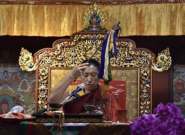 帕秋仁波切給予大孔雀佛母長壽大加持.jpg