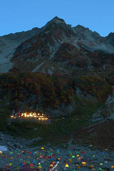 079 帳篷村落與山景