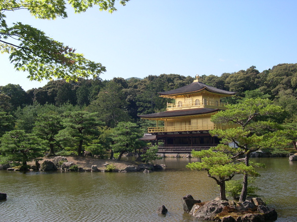 071816靜峙在水中的金閣寺.jpg