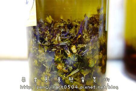 紫羅蘭浸泡油 細看美麗的花瓣
