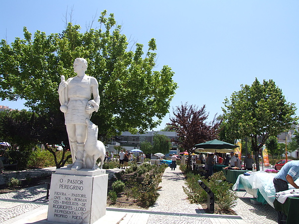 Leiria小鎮舉辦跳蚤市場的公園