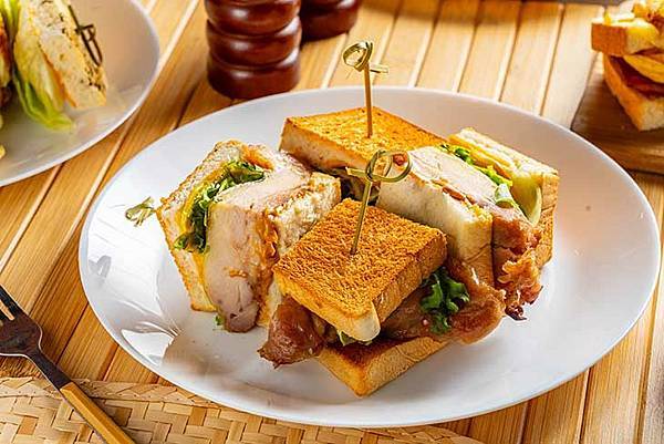 花醬雞腿排三明治 (1).jpg