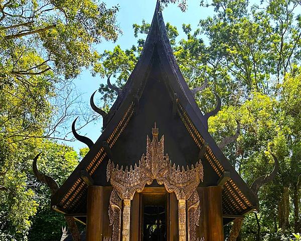 清萊寺廟行>>黑廟Baan Dam博物館.藍廟. 希蘭雅瓦寺