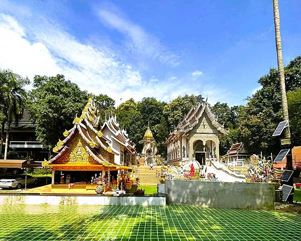 清萊寺廟行>>黑廟Baan Dam博物館.藍廟. 希蘭雅瓦寺