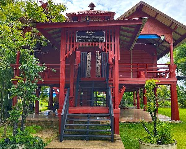 清萊寺廟行>>黑廟Baan Dam博物館.藍廟. 希蘭雅瓦寺