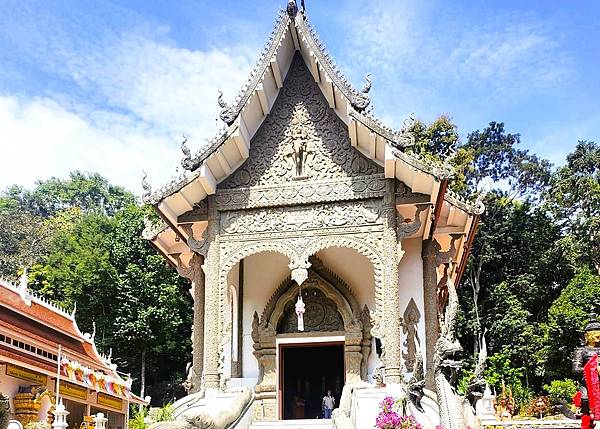 清萊寺廟行>>黑廟Baan Dam博物館.藍廟. 希蘭雅瓦寺