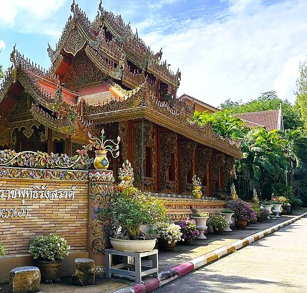 清萊寺廟行>>黑廟Baan Dam博物館.藍廟. 希蘭雅瓦寺