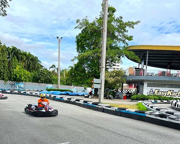 來一場卡丁車的撕殺賽- EasyKart Pattaya.吃