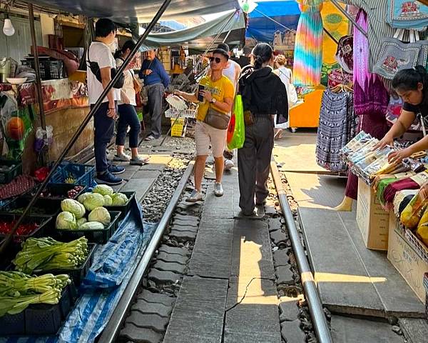 日本黃金週的泰國渡假遊/自由行=美功鐵道市場.杜拉拉水上市場