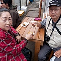劉爸爸跟劉媽媽在吃海膽