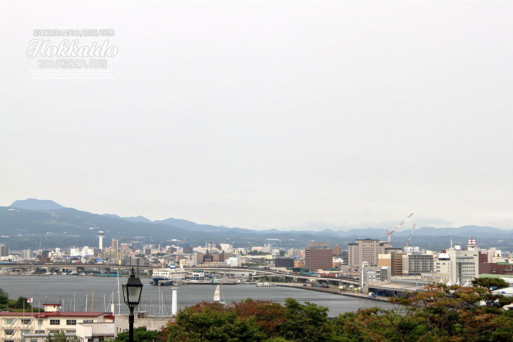 101.函館元町散策-從元町公園遠眺函館港.jpg