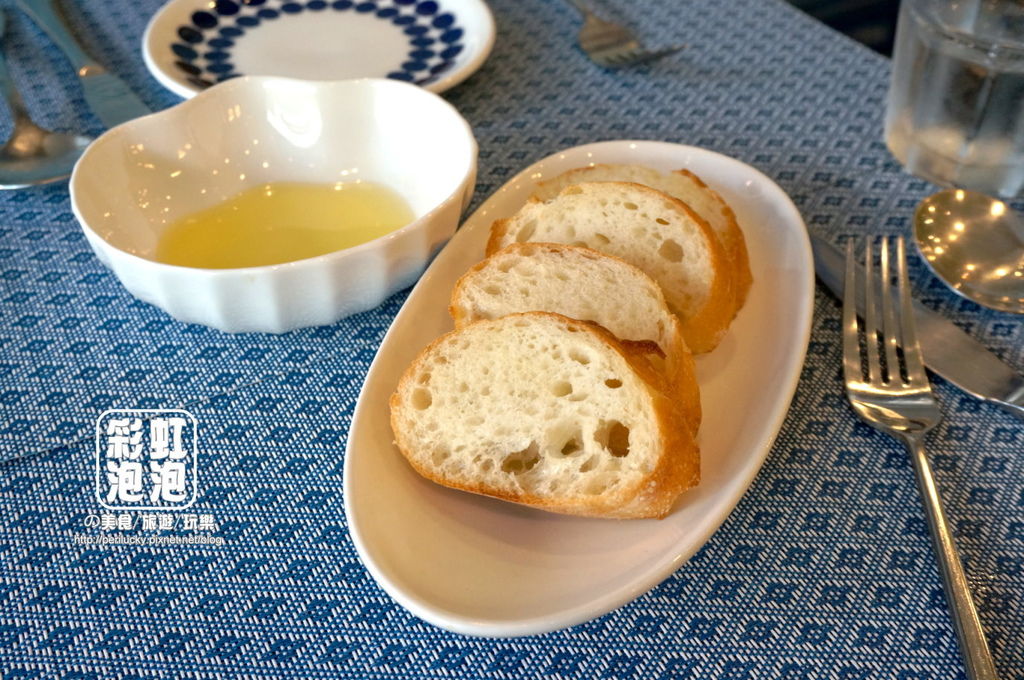 08. K%26;M Bistro Tapas-麵包佐橄欖油.jpg 08. K%26;M Bistro Tapas-麵包佐橄欖油.jpg