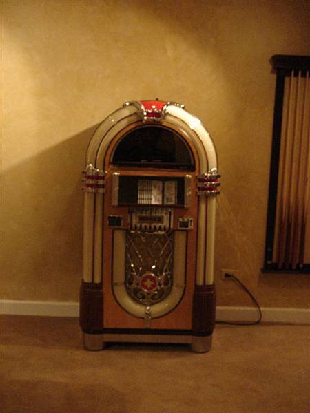011 復古點唱機,是男主人送女主人的生日禮物,美金八千元.JPG