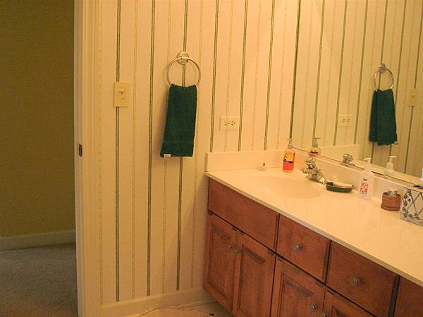 032 房間的浴室是和另一間房間共用的,有二個洗手檯,豪華還是一定要的.JPG
