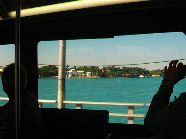 公車就在島跟島間開來開去