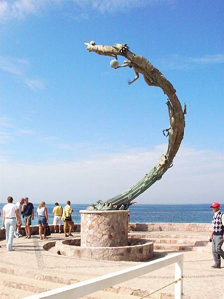沿岸有很多的雕塑作品,完全是給觀光客拍照用的