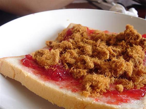 室友媽媽發明的草莓果醬加肉鬆(這到底是哪來的靈感....)