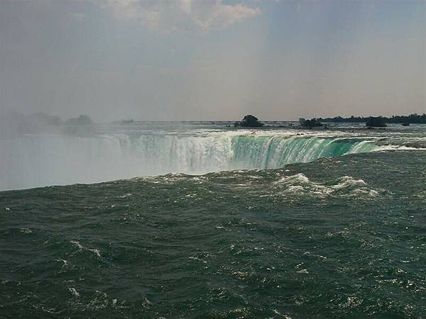 Niagra Fall,水濺上來非常大,車開在路上都要用雨刷