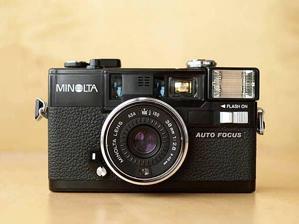 Minolta Hi-Matic AF2 正視圖