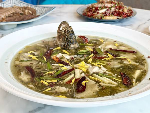 =台北市信義區=【鵝川】酸菜魚界的LV!山泉水養殖的鱸魚肉超 =台北市信義區=【鵝川】酸菜魚界的LV!山泉水養殖的鱸魚肉超