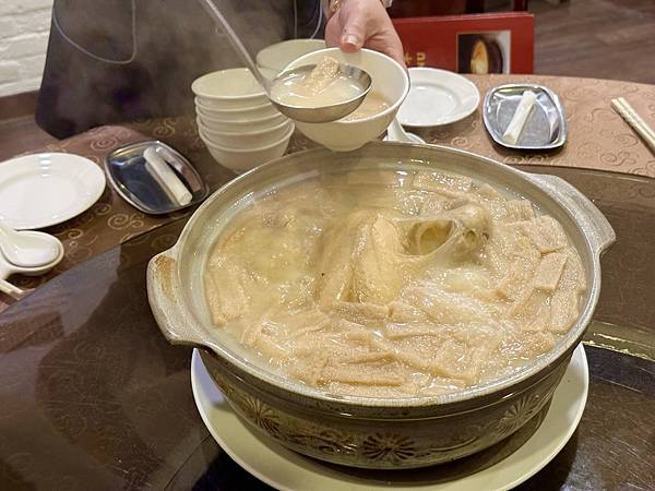 =台北市大安區=【驥園川菜餐廳】12小時精燉土雞湯黏嘴鮮甜,