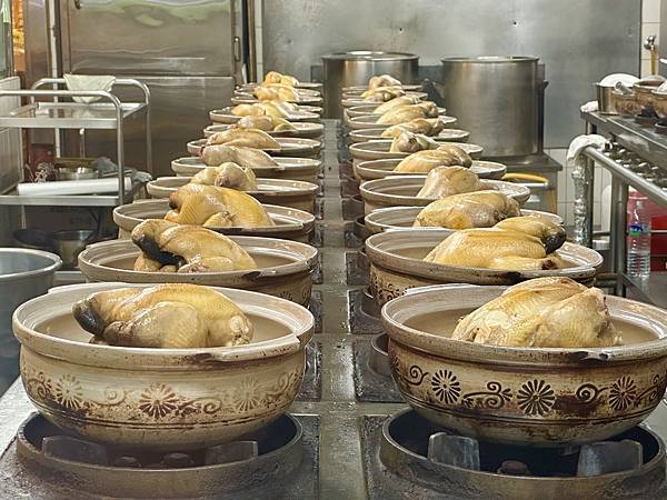 =台北市大安區=【驥園川菜餐廳】12小時精燉土雞湯黏嘴鮮甜,