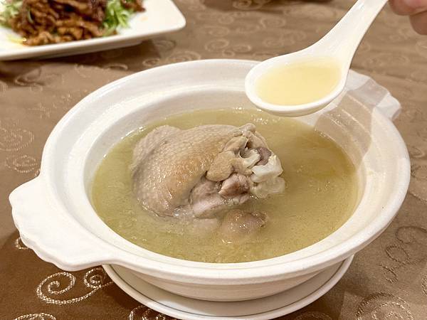 =台北市大安區=【驥園川菜餐廳】12小時精燉土雞湯黏嘴鮮甜,