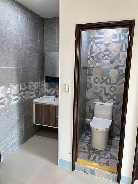 6A35D98F-130E-4818-BE14-A77ECE2ECBE9