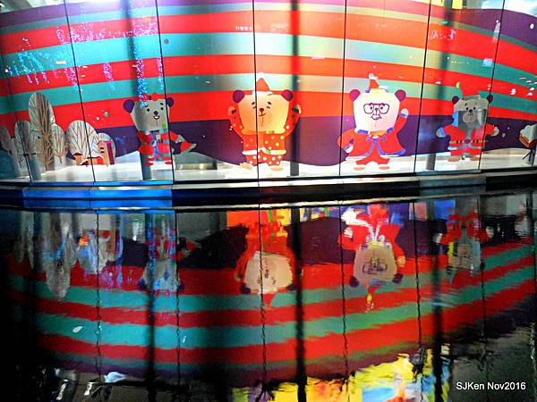 2016 耶誕街景系列(二)「2016新北歡樂耶誕城」完整攻略(4-1)新北市政府桑塔熊耶誕樹與方頭熊家族窗貼美景 @ SJKen 的浮光掠影(影評‧美食‧旅行與創作生活手記) :: 痞客邦 PIXNET ::