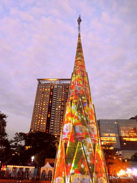 2016 耶誕街景系列(二)「2016 新北歡樂耶誕城」完整攻略(4-3)市民廣場開城點亮「3D立體光雕耶誕樹」與市府大樓上「全國面積最大3D光雕投影」 @ SJKen 的浮光掠影(影評‧美食‧旅行與創作生活手記) :: 痞客邦 PIXNET ::