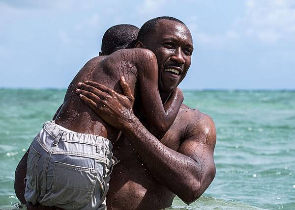 33-moonlight-mahershala-ali-alex-hibbert.jpg