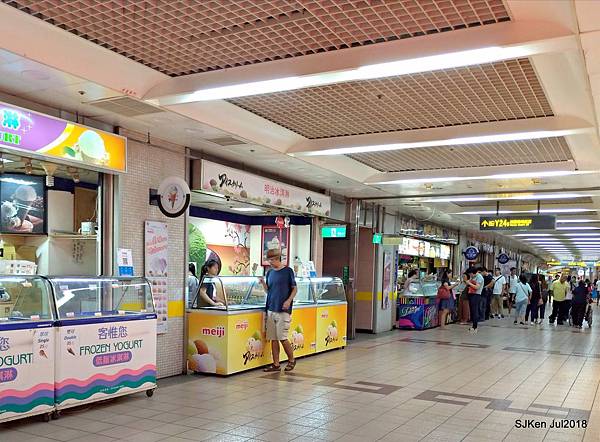 台北车站地下街y19入口处美食 3546冰淇淋 30号ice Cream创始店 盛夏就要来一筒 超高cp值只要35元 40多种口味任你选双球冰淇淋 雪花台湾