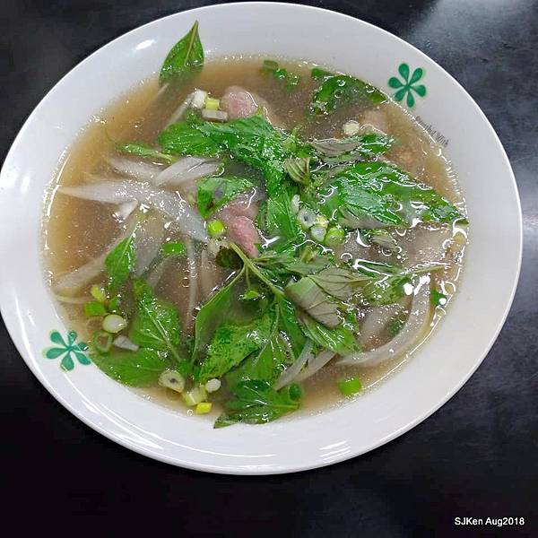 「金鳳越南美味」--- 料多湯鮮味美的越式「雞肉乾拌河粉」與「牛肉湯」