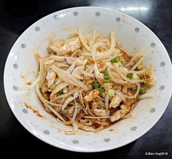 「金鳳越南美味」--- 料多湯鮮味美的越式「雞肉乾拌河粉」與「牛肉湯」