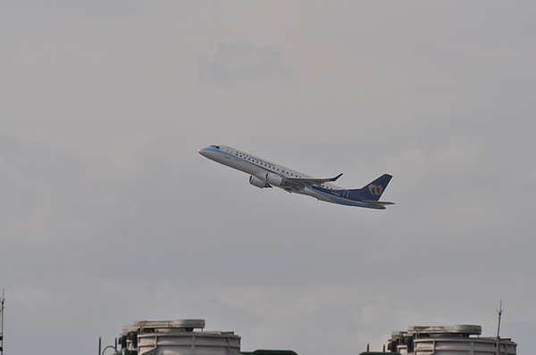 台北松山機場飛機起飛望遠鏡加增距鏡攝影-3.jpg