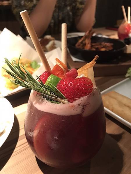 [食記] 台北 WOOLLOOMOOLOO- 越夜越美麗餐酒館