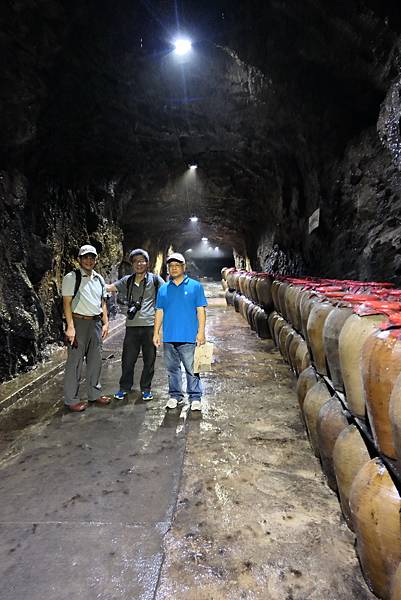 八八坑道主體由花崗岩構成, 相傳是先民躲避海盜的藏身山洞, 國軍進駐馬祖後, 加以鑿高、挖深與強固, 闢為戰車坑道, 全長200公尺, 可容納一個步兵團的兵力。正向出口可迎擊海上入侵的敵軍，後方出口可通往過去的南竿軍用機場