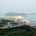 再往海面看, 底下的北竿航空站以及那幾乎只靠沙灘連結的大澳山已經更濛了 "o"